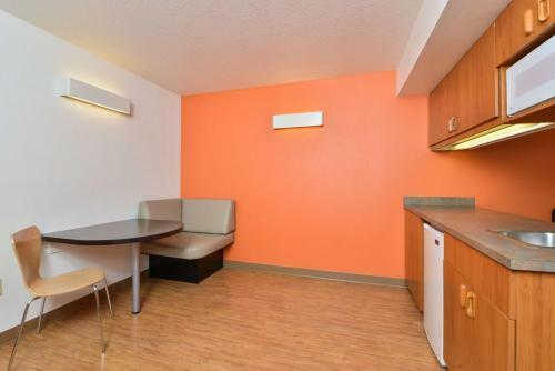 Motel 6 Meridian