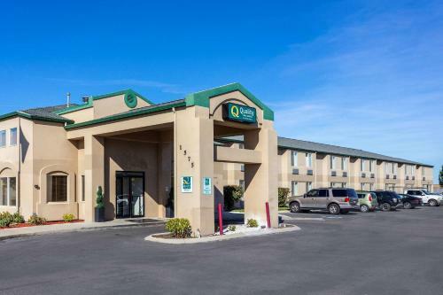 Hotel Mr. Sandman Inn & Suites