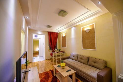 Apartment Sweet House Politika