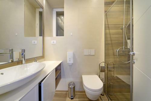 Luxury Center Point Apartment
