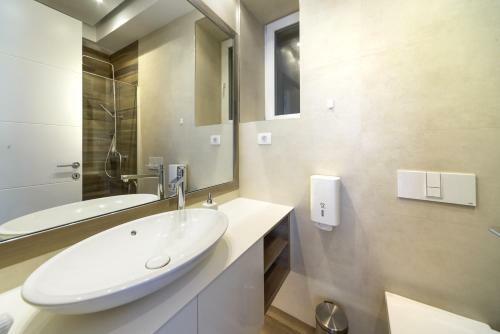 Luxury Center Point Apartment