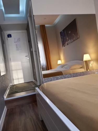 Hostal M&c - Modern Rooms
