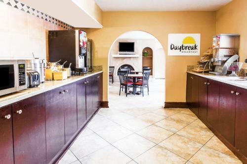 Hotel Days Inn And Suites Altamonte Springs