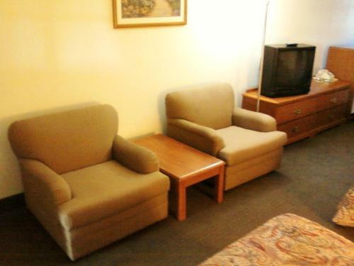 Shady Oaks Motel
