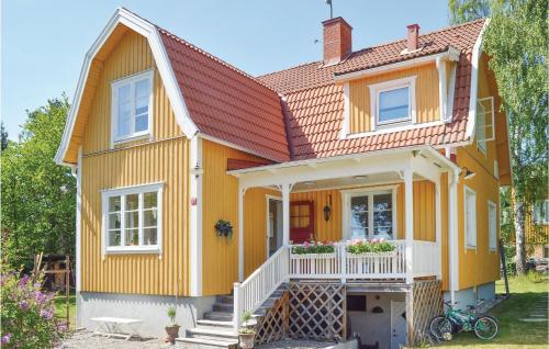 Three-bedroom Holiday Home In Saltsjo-boo