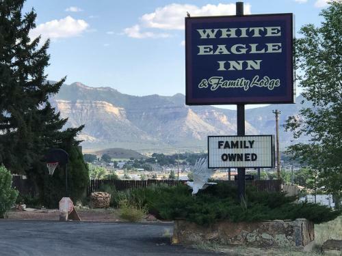 Motel White Eagle Inn & Family Lodge