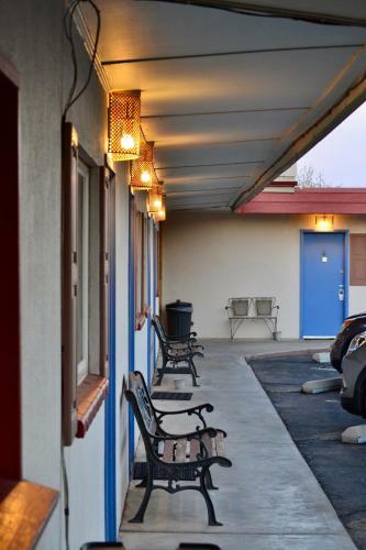 Motel White Eagle Inn & Family Lodge