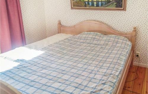 Three-bedroom Holiday Home In Smalandsstenar
