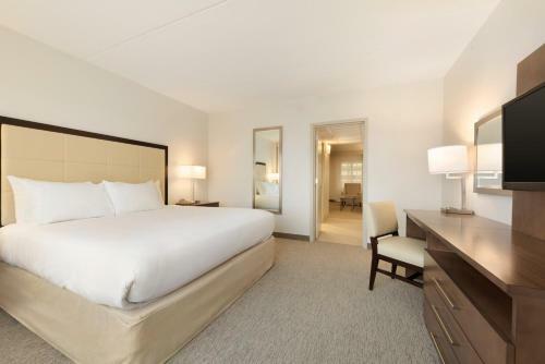 Brookfield Suites Hotel & Convention Center