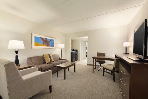 Brookfield Suites Hotel & Convention Center