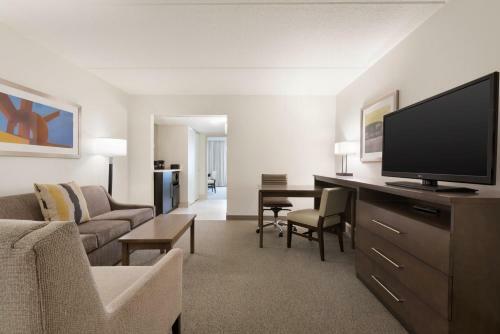 Brookfield Suites Hotel & Convention Center