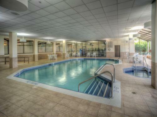 Brookfield Suites Hotel & Convention Center