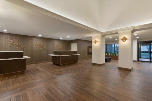 Brookfield Suites Hotel & Convention Center