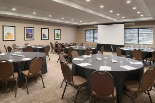 Brookfield Suites Hotel & Convention Center
