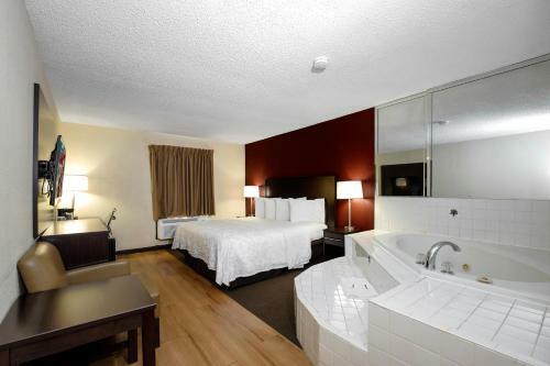 Hotel Red Roof Inn Plus+ & Suites Opelika