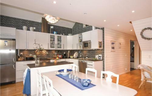 Three-bedroom Holiday Home In Klovedal