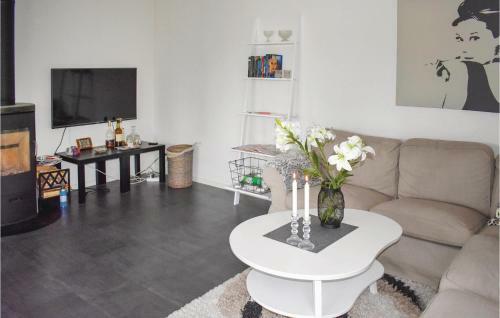 Two-bedroom Holiday Home In Vikbolandet