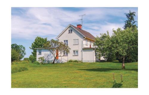 Three-bedroom Holiday Home In Morlunda