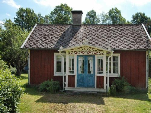 Two-bedroom Holiday Home In Kalvsvik