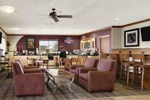 Hotel Baymont Inn & Suites