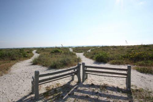 Tropical Winds Beachfront Motel And Cottages