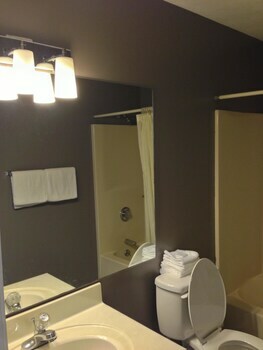 Hotel Travelers Suites