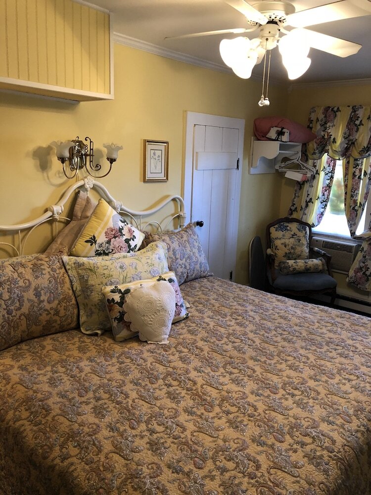 Bed & Breakfast All Seasons Inn