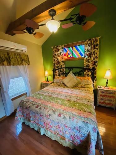 Bed & Breakfast All Seasons Treehouse Village