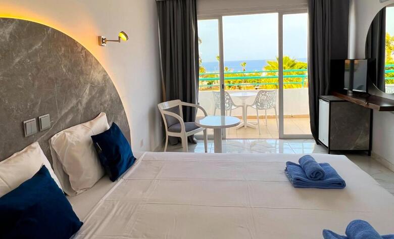 Hotel Adelais Bay
