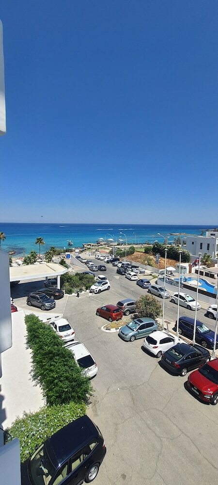 Hotel Silver Sands(.)