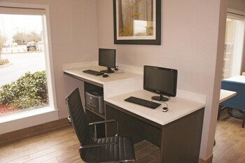 Medford Hotel Inn & Suites