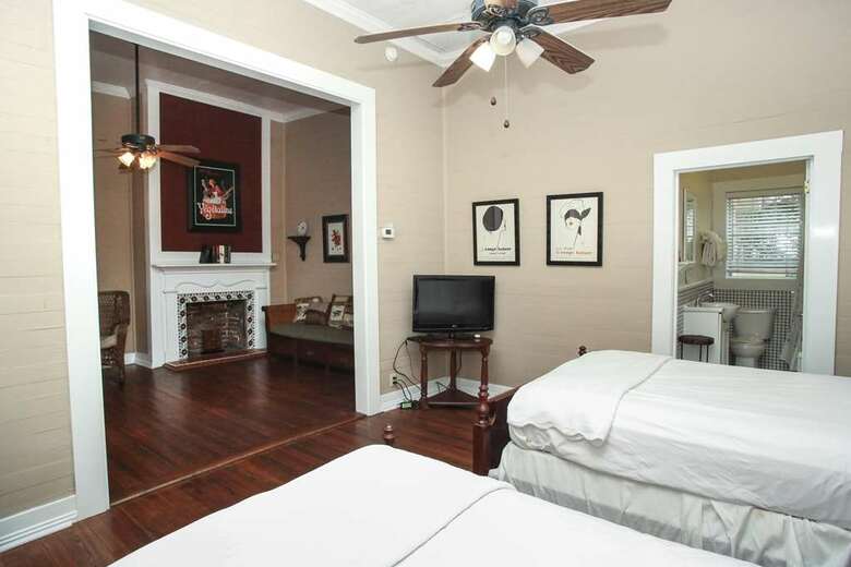 Bed & Breakfast Coombs Inn And Suites