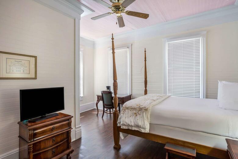 Bed & Breakfast Coombs Inn And Suites