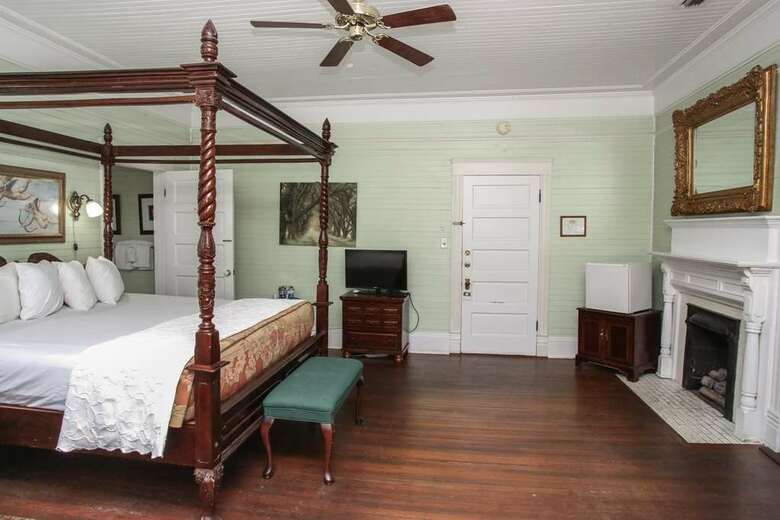 Bed & Breakfast Coombs Inn And Suites