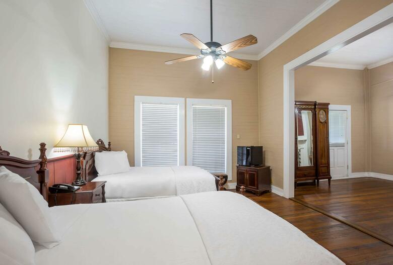 Bed & Breakfast Coombs Inn And Suites