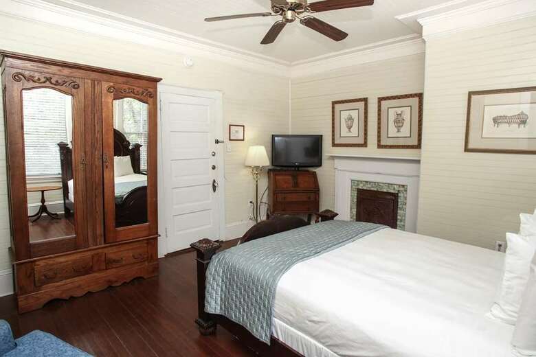 Bed & Breakfast Coombs Inn And Suites