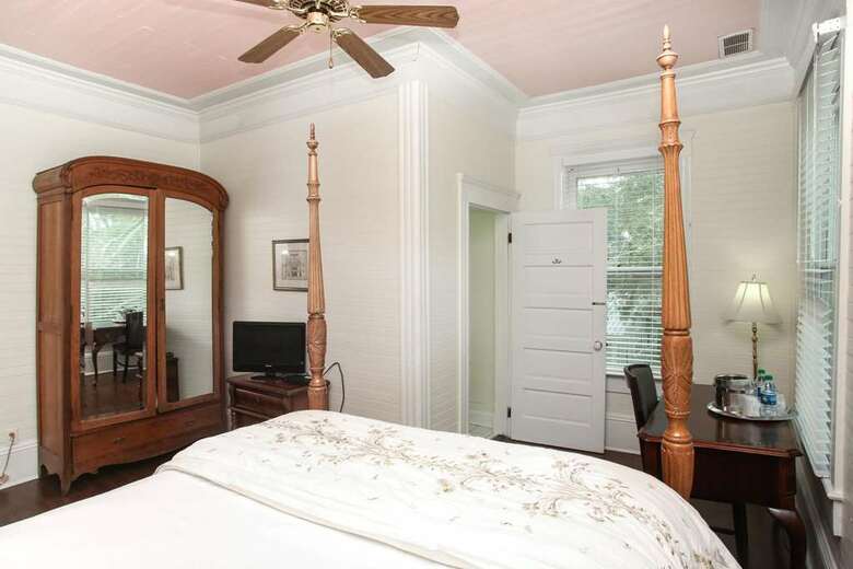 Bed & Breakfast Coombs Inn And Suites