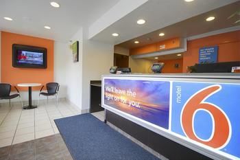 Motel 6 Lantana