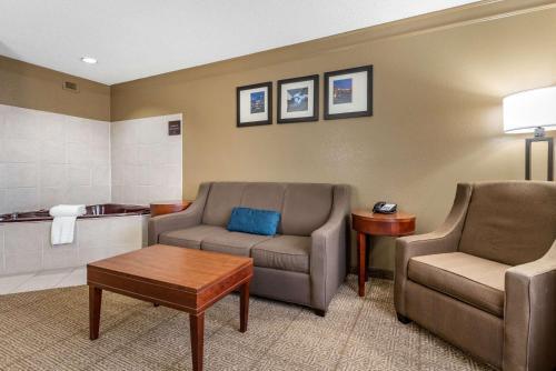 Holiday Inn Express Hotel & Suites Newark-heath