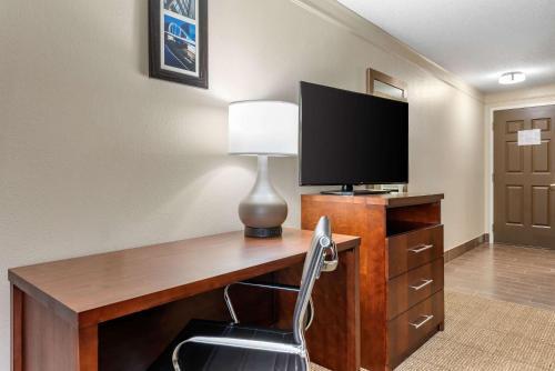 Holiday Inn Express Hotel & Suites Newark-heath