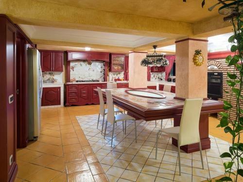 Donnalucata Villa Sleeps 8 Pool Wifi
