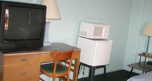 Holiday Host Motel