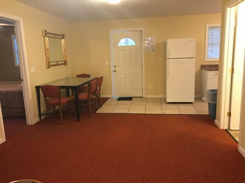 Exit 5 Motel & Cottages