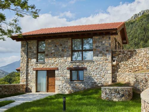 Cozy Mansion In Cangas De Onis With Meadow View