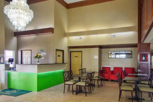 Hotel Econolodge Inn & Suites
