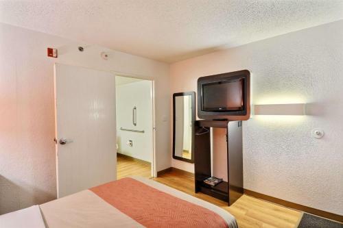 Motel 6 Tewksbury