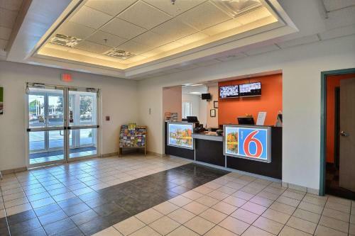 Motel 6 Tewksbury