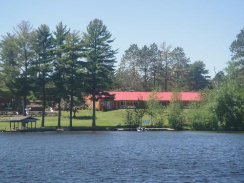 Hotel Hiawatha Lodge Inn