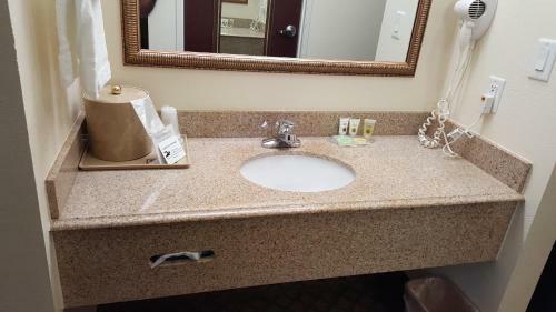 Hotel Budget Host Inn And Suites Cameron