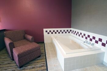 Holiday Inn Express Hotel & Suites Wauseon